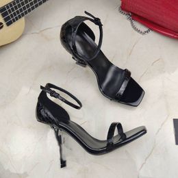5-5 SLL Kadın Sandalet Tasarımcısı Moda Lüks Deri Yüksek Topuk Düğün Ayakkabıları Siyah Altın 10 cm Boyut 35-40 2023