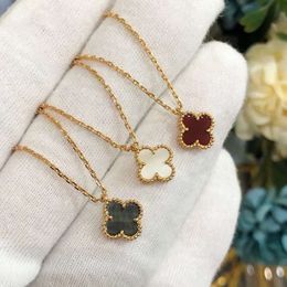 Collane con ciondolo di design per donna Elegante mini collana con medaglione a 4/quadrifogli Catene girocollo di alta qualità Gioielli di design Placcato in oro 18 carati Regalo per ragazze