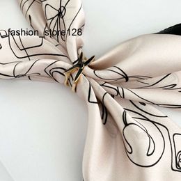 Advanced Fabric Small Square Scarves Simple Scarf European Brand Spring New Hairdress Fashion Clothing Accessories Exquisite Design Girl Family Gift 50x50cm R84M