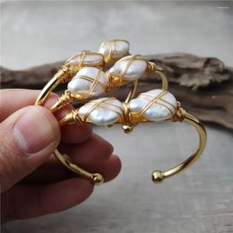 Bangle FUWO Wholesale Irregular Natural Fresh Water Pearl Wire Wrapped Women Fashion Charm Golden Bracelet Jewelry 5Pc/Lot BR526