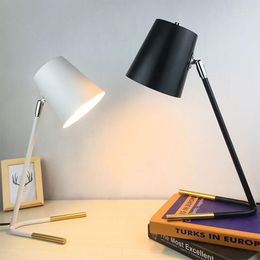 Table Lamps Nordic Lamp LED Black White Modern Countryside Simple Iron For Study Bedroom Parlour Bookstore El Reading