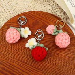 Keychains Creative Handmade Knitted Strawberry Keychain Fashion Woven Cloth Fruit Key Ring Pendant Car Bag Charm Gift Accessories