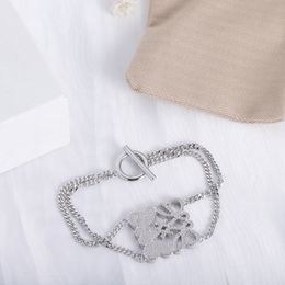 Luxus Designer Elegante Farbe Silber Armband Mode Frauen Brief Anhänger Splitter Diamant Armband Hochzeit Spezielle Design Schmuck