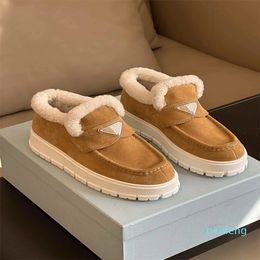 Designer -classic autumn and winter wool sneakers with a soft suede texture and a leather wool integrated lamb cashmere lining for warmth and warmth