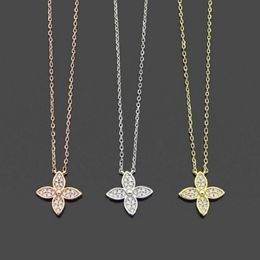 Womens Designer Necklaces Iced Out Pendant V Letter Fashion Four-leaf Clover Necklace Jewelry312Y