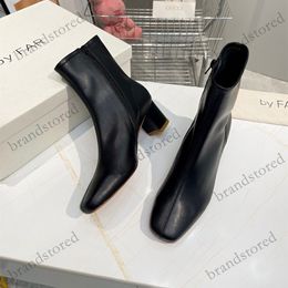 Pantofole Dupe AAAAA Designer Stivali Stivali da donna di lusso Moda Scarpe invernali in gomma Scarpe in pelle con slip