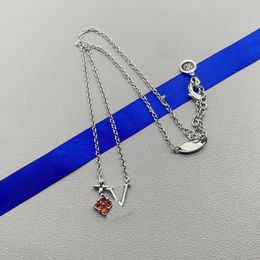 Designer entwirft personalisierte, modische und prächtige Damen-Halsketten-Anhänger, minimalistische Anhänger-Halsketten-Geschenkbox