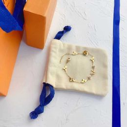 Classic Bracelets Bangle 18k Gold Plated Stainless Steel Flower Letter Pendants Lovers Gift Wristband Cuff Chain Women Bracelet for Birthdaywq2w