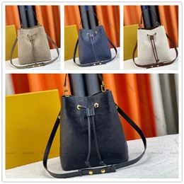 Bolsa de grife de bolsa de crossbody bolsa bolsa de ombro de luxo saco de senhora bolsa de balde slaf bolsa de couro com relevo de alta qualidade woman bolsas de carteira pão de maquiagem cáqui branco