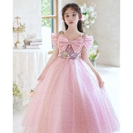 2023 Country Flower Girl Dresses Pearls Bow Back 반짝이는 핑크 볼 가운 보석 캡 슬리브 블링 소녀 대회 드레스 레이스 아플리케 대가락 가운 파티 투투