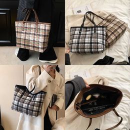 Fashion Evening Bags Woollen Plaid Bag Commuting Large Capacity Women's Autumn and Winter New Casual Shoulder College Student Tote Bag 230828