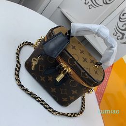 Designer Makeup bag Womens Leather Chain Fashion Cross body bagspring/summer makeup bag Inner compartment carrying bag