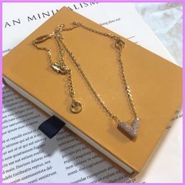 Women Necklace Designer Lady Chain Necklaces Street Fashion Retro Mens Designers Jewellery Letter V Solitaire For Girt Party With Bo322N