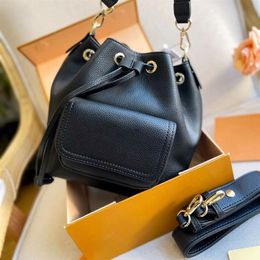 LockMe Bucket Bag Grained Leather Collection Womens Luxurys Designers Cross body Bags Handbags Purses Crossbody238D