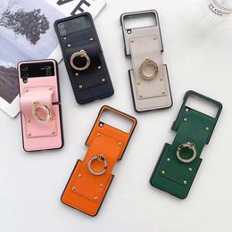 Casos de telefone de designer de luxo para Samsung Galaxy Z Flip 3 4 1 2 Zflip Fold Fashion Ring Letter Impressão PC Hard Case