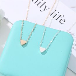 Simple 18K gold necklace with heart-shaped collarbone pendant necklace