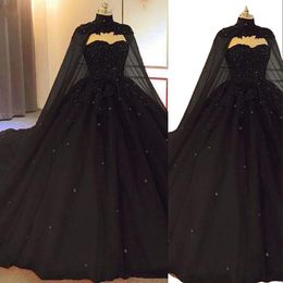 2023 Abito da ballo nero Abiti da sposa gotici con mantello Sweetheart Perline di cristallo Tulle Principessa Una linea Abiti da sposa Non bianco Plus Size Corsetto Indietro Matrimonio