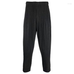 designer mens Pants luxury isseymiyake Pleated Fabric pants Fashion retro baggy pant breachable sweatpants casual track pant Show off body shape trouses 747