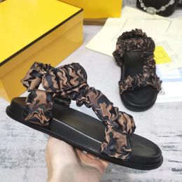 23SS Braune, mit Buchstaben bedruckte Hausschuhe, Kollektion Erste Poolrutsche, Leder, Sommerschuhe, Slip-on-Flats, Sandalen, Damen, Luxusdesigner, Strand-Außenrutschen