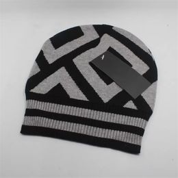 Beanie Caps Fashionable Winter Designer Bonnets Ladies Knitted Woollen Hat All-match Warmth with Comfortable Fur Ballbeanie Skull Hat