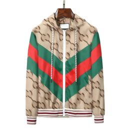 Giacche a vento con cappuccio da uomo Giacche moda riflettente con stampa di lettere Bomber Zipper Jacket Casual Streetwear Capispalla Hip Hop Cappotti Uomo Inverno