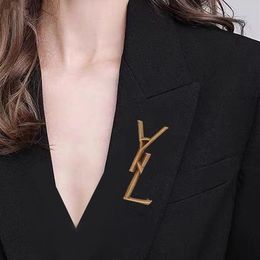 Letter Brooch Luxury Personality Retro Classic Designer Gold Letters Brooches Women Suit Pin Fashion Jewellery Accessories High-Quality Wholesale
