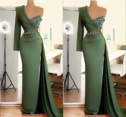 Elegant Hunter Green Sheath Evening Dresses Plus Size One Shoulder Satin Sweep Train High Side Split Pleats Formal Prom Dress Birthday Party Pageant Gowns Custom