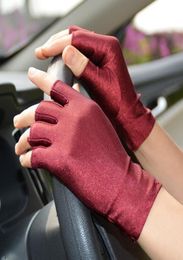 Cinco dedos guantes para mujeres039 de primavera verano elástico sin dedo spandex spandex femenino uvaqueta de protección guante de conducción R4432215