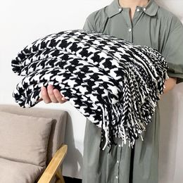 Blanket Modern Simple Throw Black and White Houndstooth Decor Sofa Homestay el Bed Towel Flag Soft Scarf Tassel 230106
