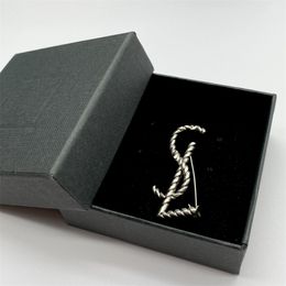Lüks Moda Broş Pimleri Tasarımcı Erkekler Kadın Marka Gümüş Mektup Broş Pin Takım Elbise Pimleri Lady Spesifikasyonlar Tasarımcı Takı