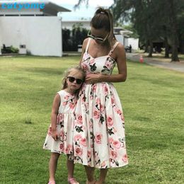 Girl's Dresses Family Look Mom And Daughter Sleeveless Dress Family Matching Clothes Floral Mommy And Me Party Dresses Mother Baby Girls Outfit T230106