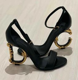 Marchi eleganti Sandali Keira Scarpe tacchi alti di lusso Donna Tacchi pop in carbonio placcato oro Décolleté estivi in pelle verniciata Abito da sposa per feste Gladiatore