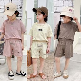 T-Shirts Kleidungsstücke Designer Ess Baby Kinder Jungen Mädchen Kleidung Essentials Sommer Luxus T-Shirts Shorts Tracksuit Kinder Jugendoutfits kurzarm Shirt spt T6xu#