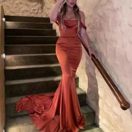 Sexy Brautjungfernkleider im Meerjungfrau-Stil in gebranntem Orange, schulterfrei, Falten, Rüschen, Satin, lange Trauzeugin-Kleider, Frauen am Abend, Abschlussball, trägt formelle Roben