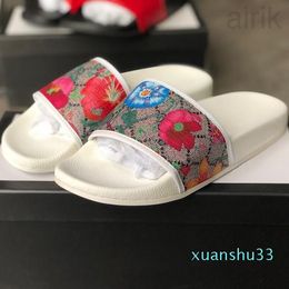 2023 New Fashion Top Designer Slipper Homens Mulheres deslizam sandálias de borracha floral Novo verão moda moda larga plana sandálias escorregadias engrenagem chinelos de chinelos casuais sapatos casuais