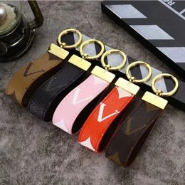 Designer Fashion Lovers Car Key Buckle Keychain Leather Handmade Carabiner Keychains For Women And Men Bags Pendant Keyrings Letters