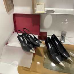 Упомянутые сандалии на высоких каблуках одиночные туфли с кристаллами атласные кристаллы серии тапоч