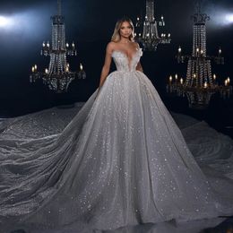 Abito da ballo di lusso Abiti da sposa Appliques Scollo a V Senza maniche Piuma Paillettes luccicanti Increspature Appliques Lunghezza pavimento Abiti formali Abiti da sposa Taglie forti Personalizzate