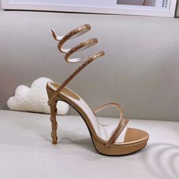 Klassische Strass-Stiletto-Sandalen, Damen-Plateau-Sandalen, modische goldene Super-High-Heels, luxuriöse Designer-Kleiderschuhe, schlangenförmige, gewundene Modeparty aus Satin