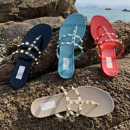 Sandálias Moda Feminina Chinelos Rebites Senhoras Flat jelly candy color Chinelos sandálias tanga Meninas Chinelos Chinelos cravejados Sapatos de Verão Praia