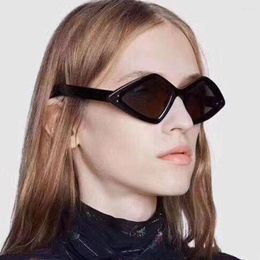 Солнцезащитные очки бренд модный 2023 заклинатель дизайн rrregular news мужчина корейская мода маленькая рама треугольник солнце