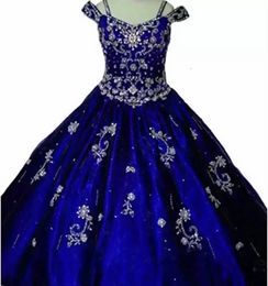 Nya Royal Blue Ball -klänningar Girls Pageant Dresses Off Shoulder Crystal Beading Princess Tulle Puffy Kids Flower Girls Födelsedagsklänningar BC14591