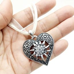 Pendant Necklaces Fashion Vintage Engraved Heart Shape Necklace Lucky Multicolor Edelweiss Dirndl Costume Jewelry WholesalePendant