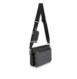 Modische dreiteilige Love V-Handtasche aus PU-Leder für Herren, große Canvas-Einkaufstasche mit kleinem Beutel in Braun. Luxuriöse Herrentasche