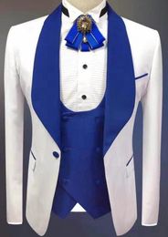 Sıcak tavsiye beyaz damat smokin kraliyet mavisi şal yaka erkekler resmi takım elbise erkekler giymek düğün balo yemek takım elbise ceket pantolon kravat yelek
