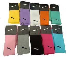 Großhandel Baumwoll-Sportbekleidung-Sneaker-Socken, Basketball-Fußball-Traktionssocken, schweißabsorbierende, atmungsaktive und farbbeständige Söckchen im klassischen Stil der Liebhaber