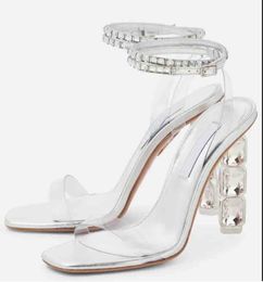 Luxuriöse Damen-Sandale mit hohem Absatz, Aura, verzierte Satin-Sandalen, PVC- und Leder-Sandalen, offene Zehenpartie und Knöchelriemen mit Schnalle, Hochzeits-Party-Schuhe