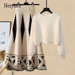 Conjuntos de duas peças de vestido de duas peças feminino outono inverno malha quente coreano suéter pulôver de manga comprida e saias de cintura alta conjuntos 230130