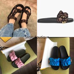 2023 Nuevas sandalias para mujer de moda Paris Women Luxurys Diseñadores famosos Zapatillas Moda Summer Girls Slide Beach Sandalia para mujer Slides Flip