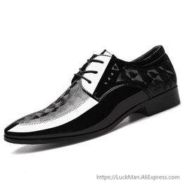 Italienische Oxford-Schuhe für Herren, Designer-Herren-Lack-Pu-Leder, schwarze spitze Zehenpartie, klassische Derbys 230130